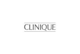 A imagem mostra o logotipo da Clinique, que consiste na palavra "CLINIQUE" em letras maiúsculas, emoldurada por linhas horizontais acima e abaixo da palavra. O texto está em uma fonte elegante e moderna. O fundo branco simples realça sua elegância — um verdadeiro "Casos de Sucesso" no design da marca.